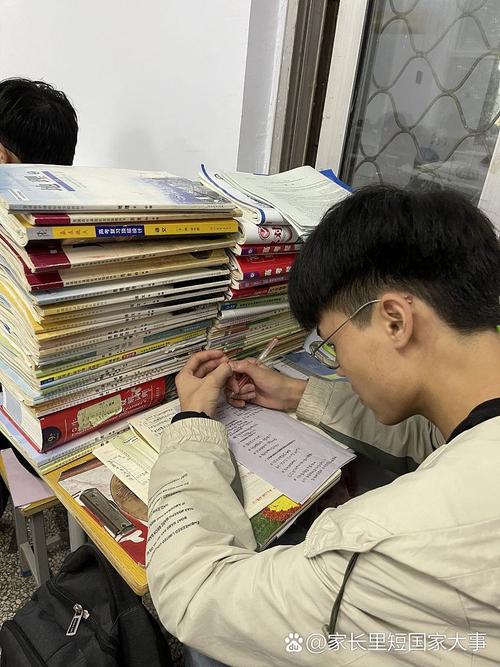 高中生对着论述类文本错题皱眉头的书桌场景图