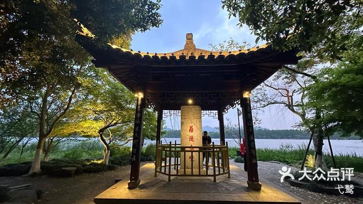 杨公堤的黄昏:物价、声音与最后的诚实