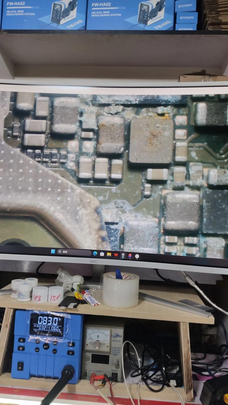 工业触摸屏被焊接飞溅损坏的实物图