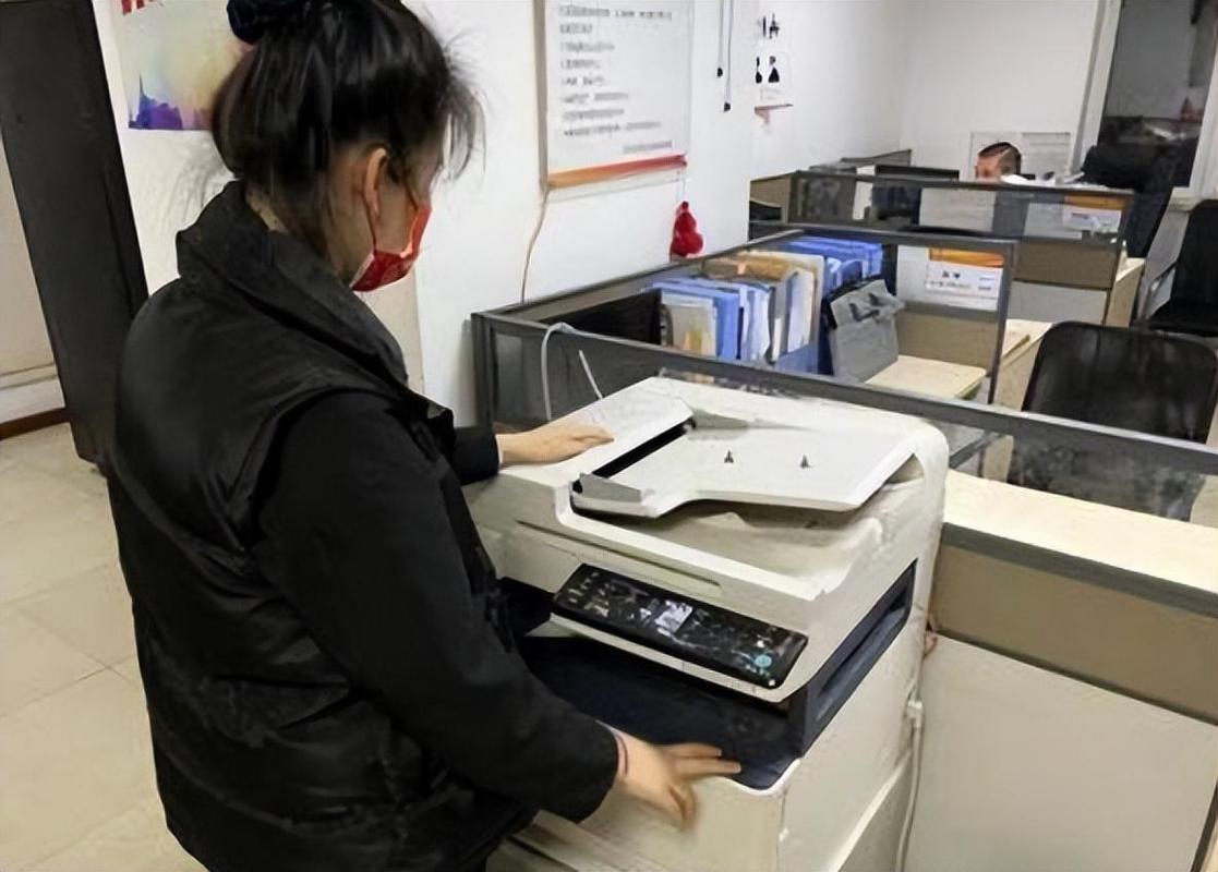 大学生在打印店勤工俭学操作电脑