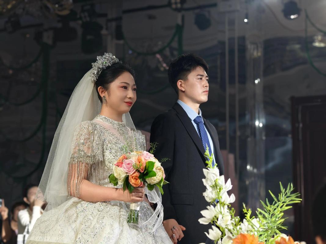 婚礼现场新郎新娘深情对视