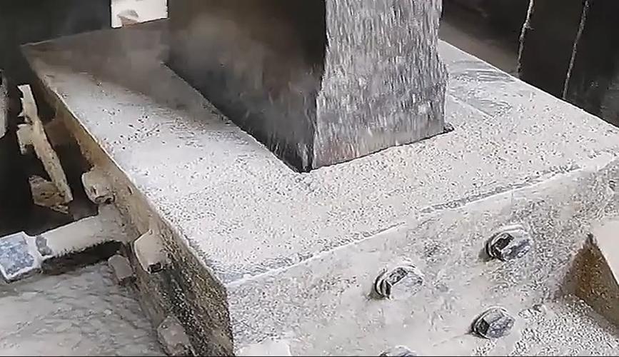 双盘摩擦压力机正在压制耐火砖