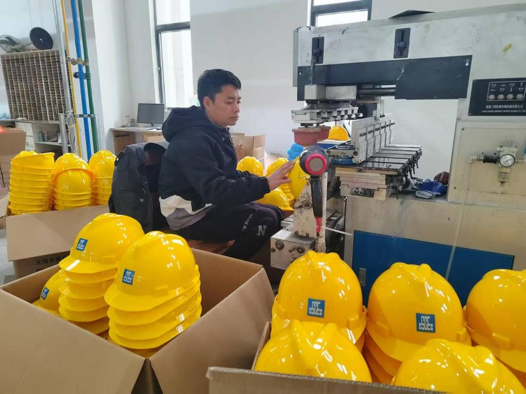 工业车间工人安全帽下写梦想清单实拍