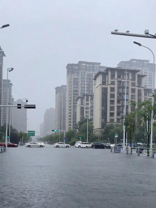 冷锋过境强暴雨城市街道实景图