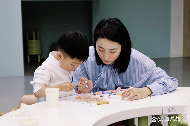 幼儿园开放日妈妈对比邻座乖巧宝宝和自己抹奶油的娃