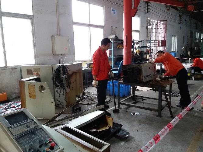 剪板机厂家售后工程师上门维修现场