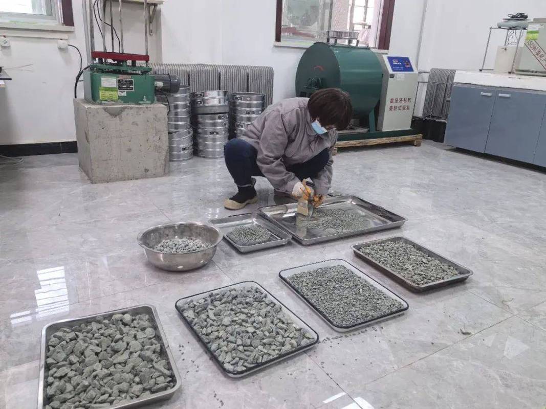 光伏玻璃用石英砂磁选后杂质检测现场