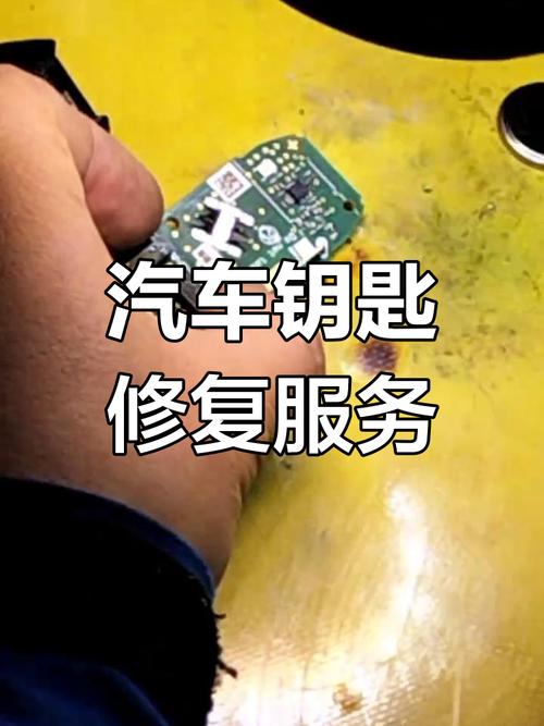 汽修店车主徒手拧车钥匙排查半路熄火故障场景