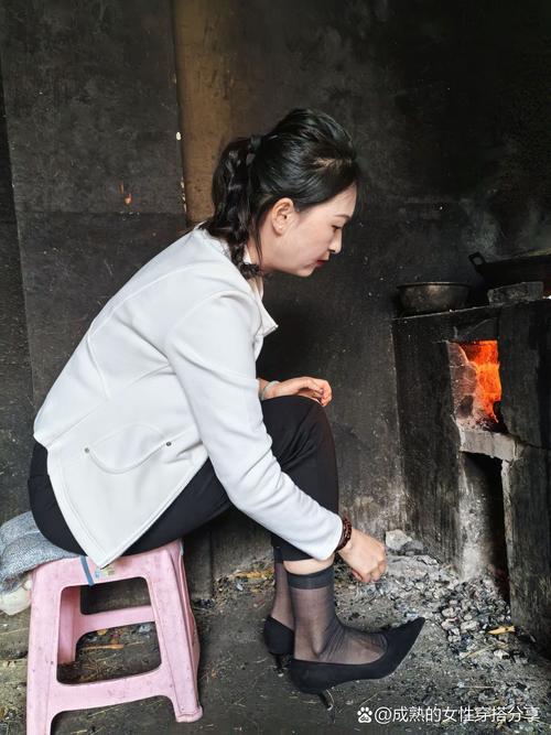 复古皮夹克搭旧卫衣日常出街穿搭图