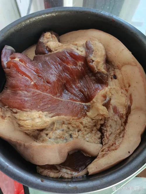 腌制肉类时手抓盐特写