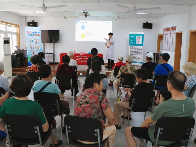 健康管理师进社区给老人做健康讲座图