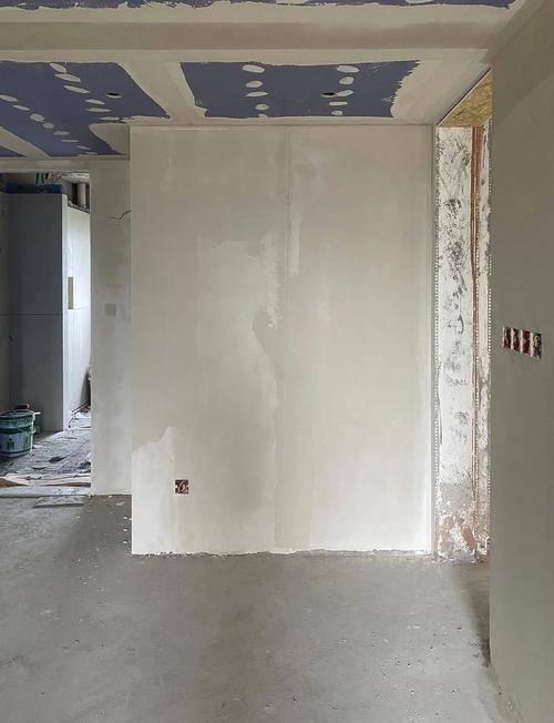 家装油工墙面顺平垂平施工对比图