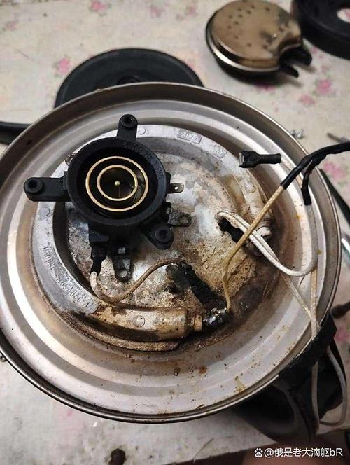 短路爆炸烧坏餐桌的劣质电热水壶实拍