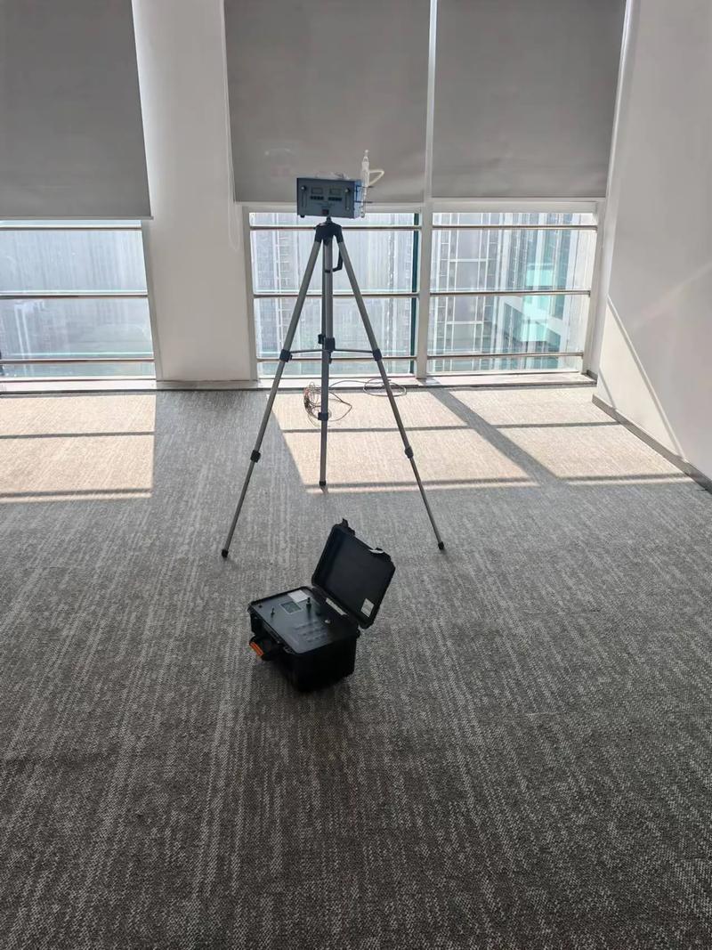 专业氡检测仪器放置在客厅地面中央进行长时间采样的示意图
