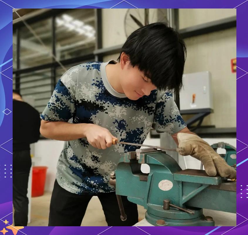 孩子在工厂车间体验钳工
