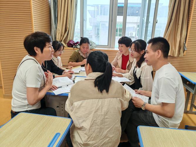 小组讨论中学生们积极表达观点