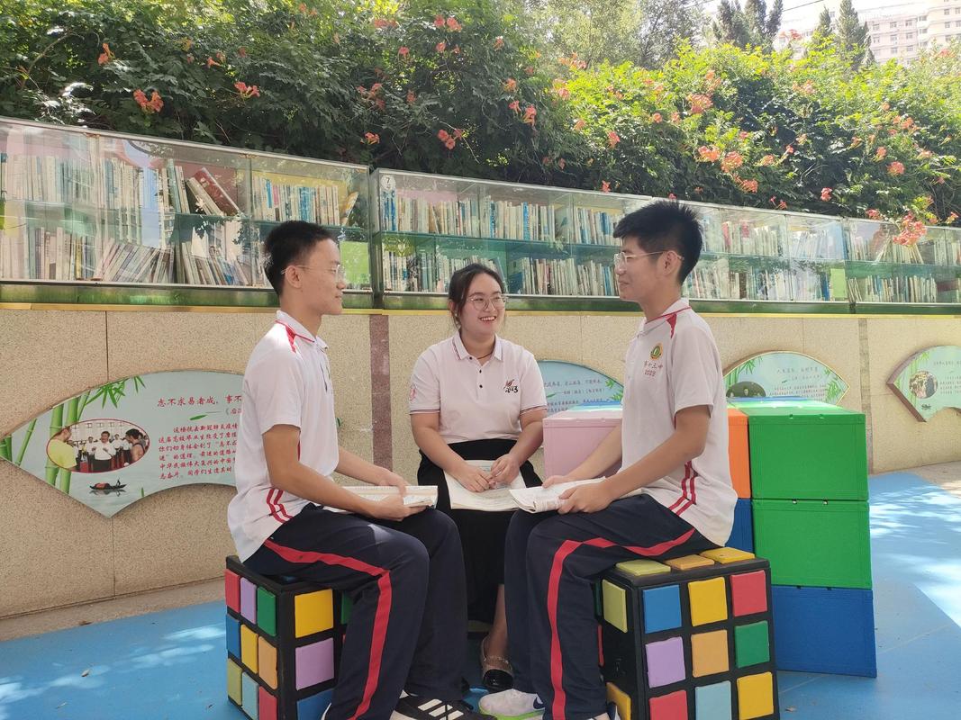 班主任与学生私密空间谈心场景