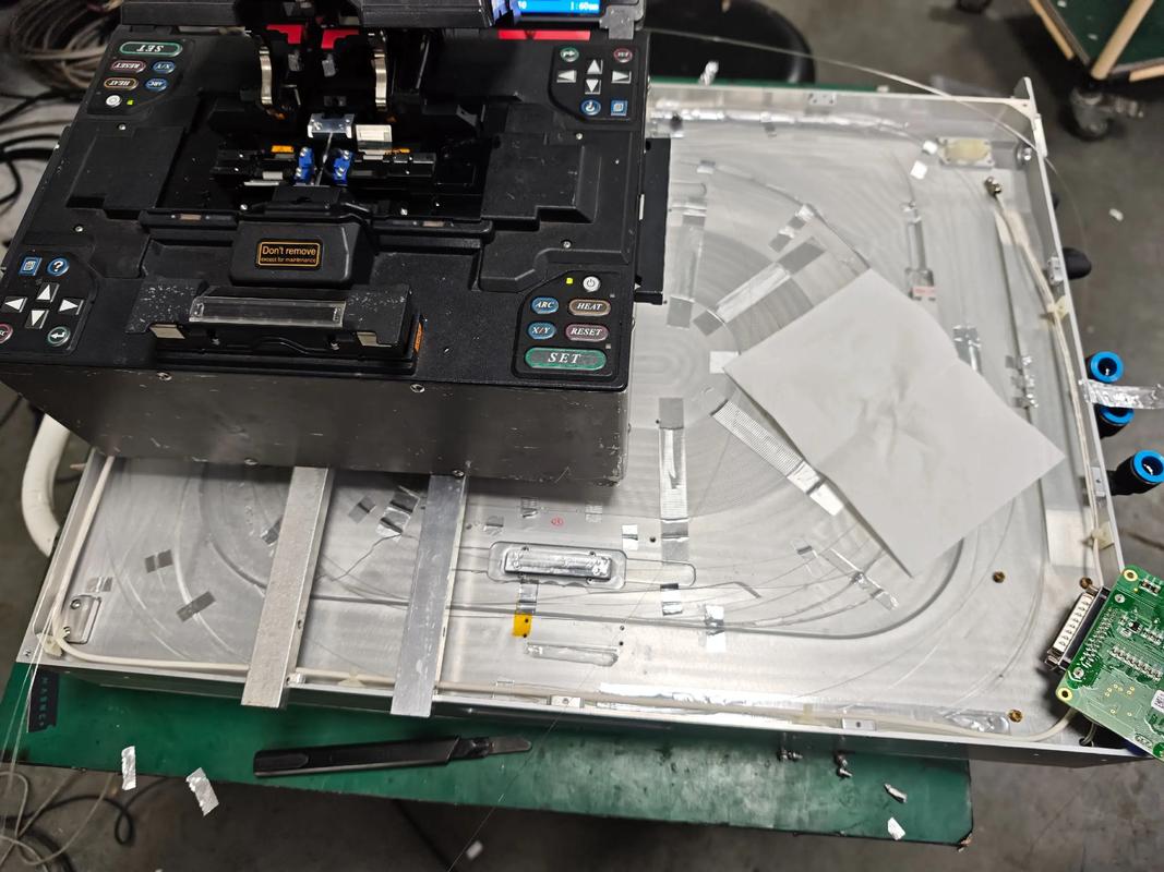 光纤激光打标机内部激光器特写