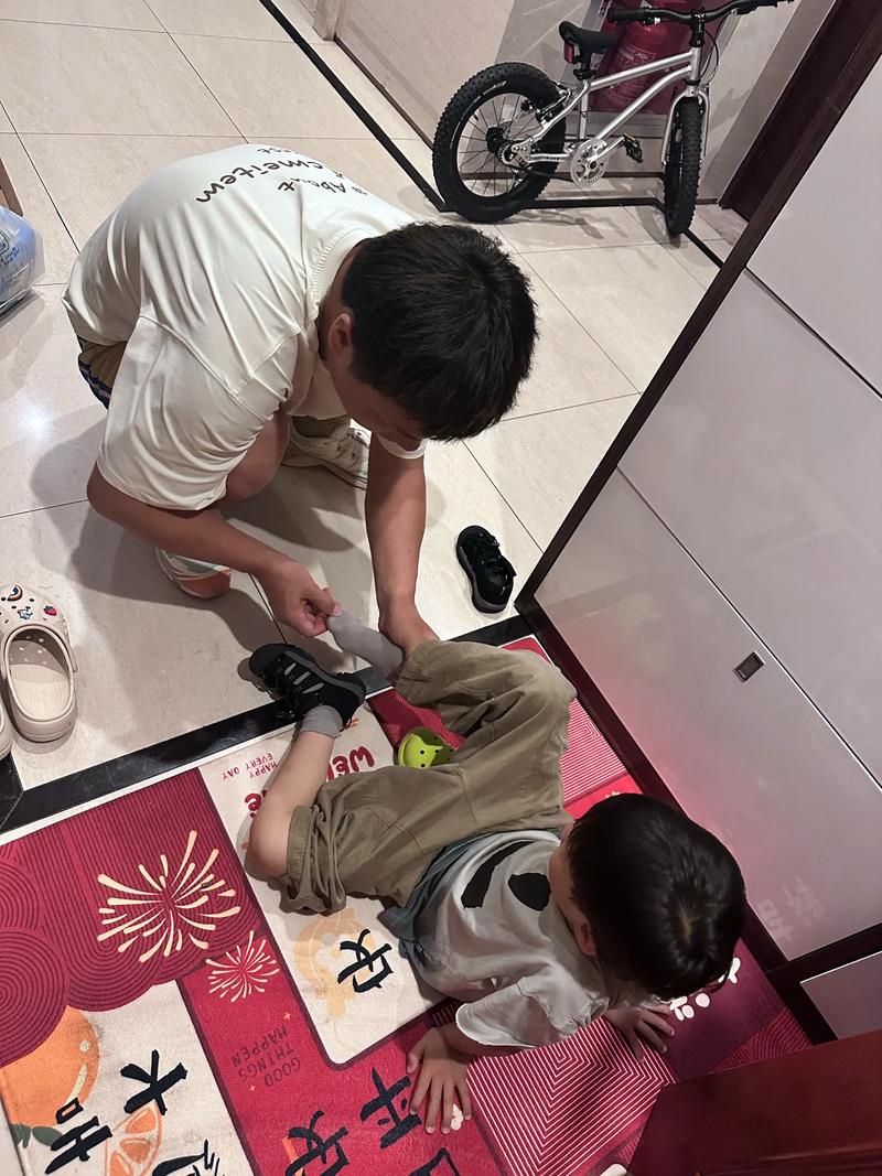 亲子清晨楼道穿鞋争执场景