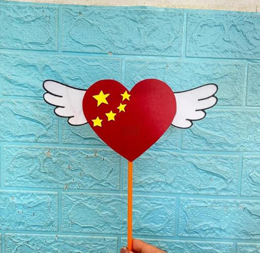 小学生门上贴着自制卧室共和国旗帜