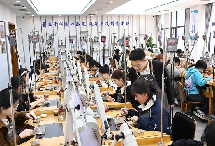 职业技能培训课堂学员实操场景