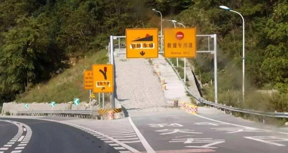 高速公路路面散落障碍物车辆避让示意图