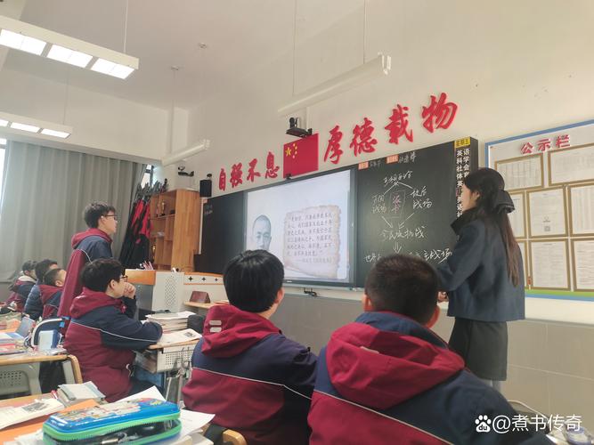 教室小组讨论学生抬杠场景速写