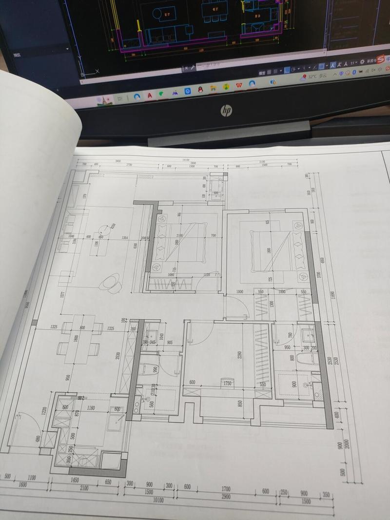 装修设计师现场与工人沟通施工图纸