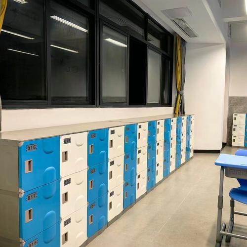 民办小学教室存放流动学生遗留物品的木柜