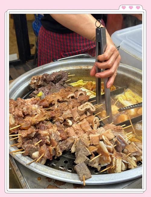 深夜热闹的牛杂火锅摊