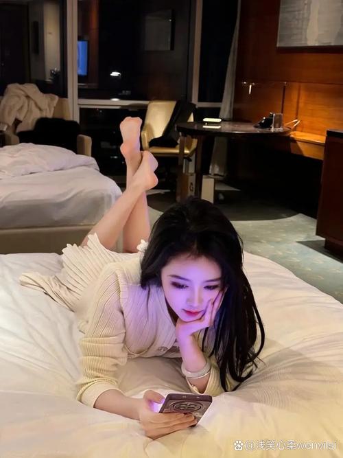 单身女生躺在床上刷恋爱短视频实拍