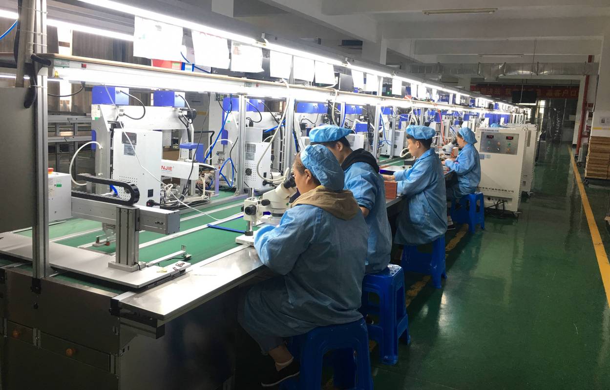 工厂车间单件流生产现场工人操作