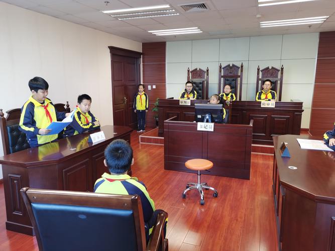 小学模拟法庭活动现场孩子扮演法官