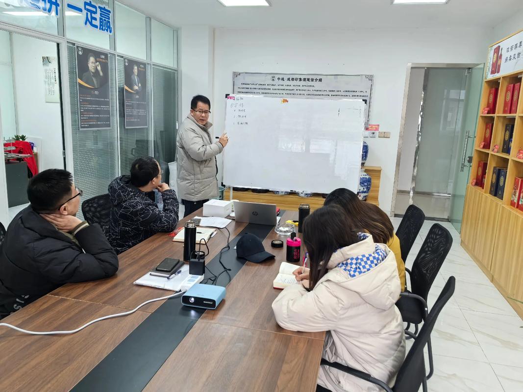 中小企业老板与年轻员工讨论技术方案