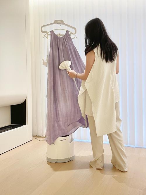 服饰主播开播前整理挂烫衣服现场
