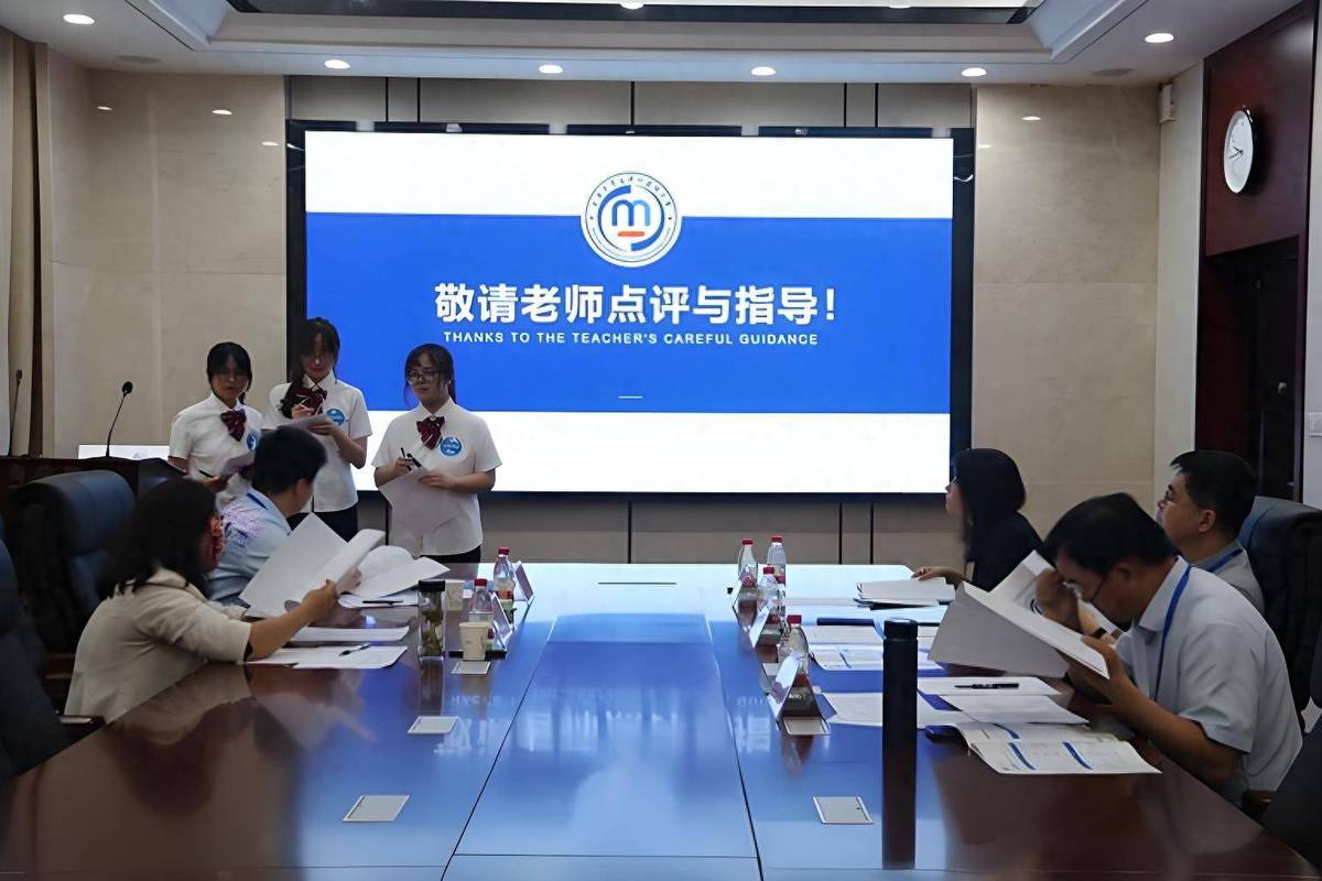 校长职级制评审答辩现场