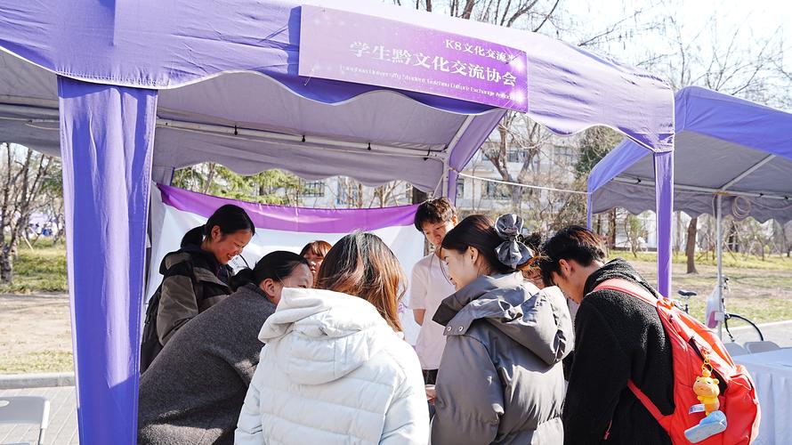 学校社团招新现场孩子们围在展位前咨询