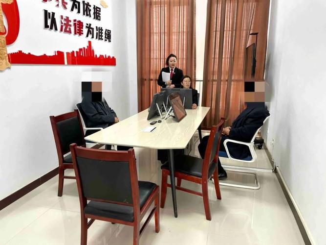 法院调解室里夫妻隔桌对坐