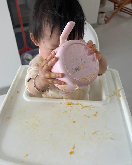 1岁宝宝餐椅上玩碗筷碰撞