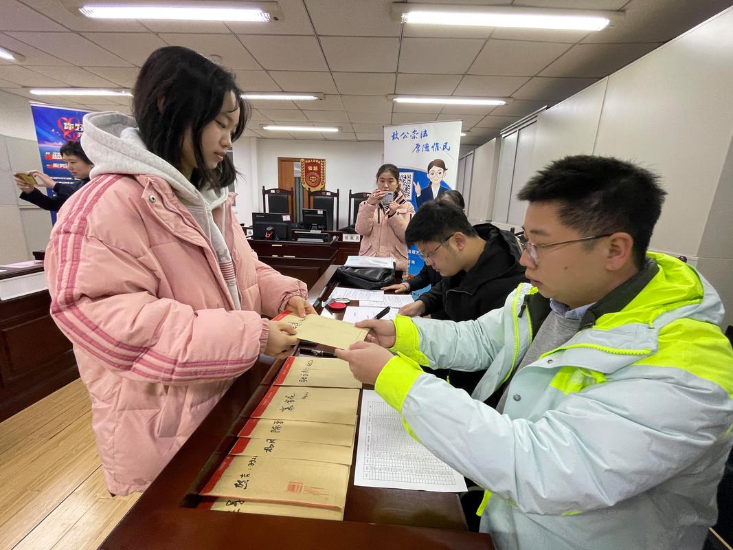 劳动仲裁现场员工出示员工手册照片