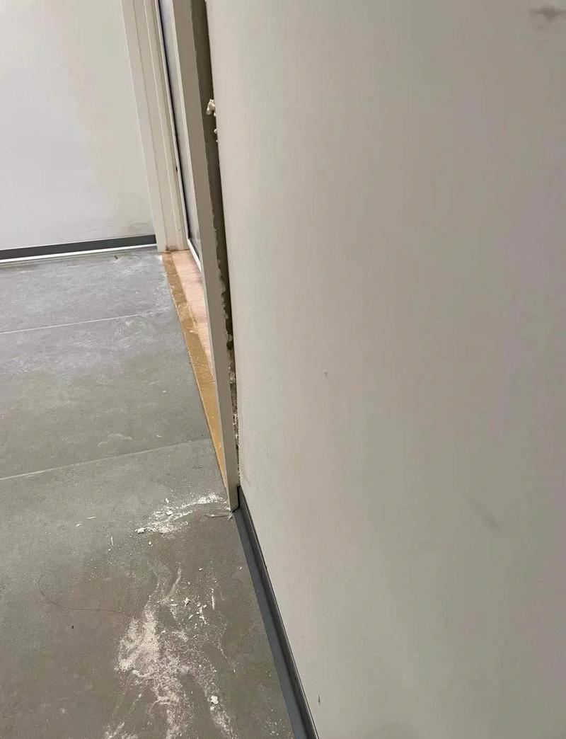 装修未做入户门保护砸伤坑洼实景图