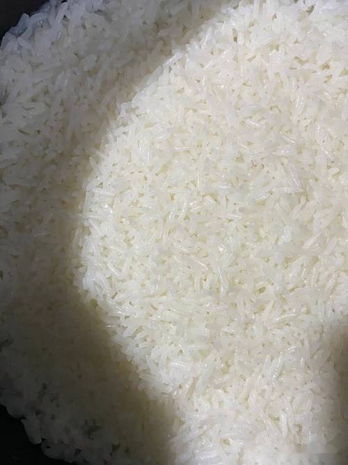 刚出锅的南漳东巩官米白米饭特写