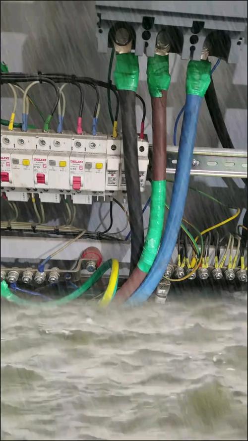 工业配电柜内防水接头漏水现场