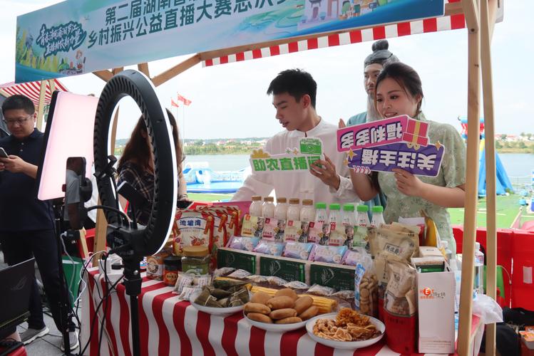职业院校学生正在直播间带货卖特产场景