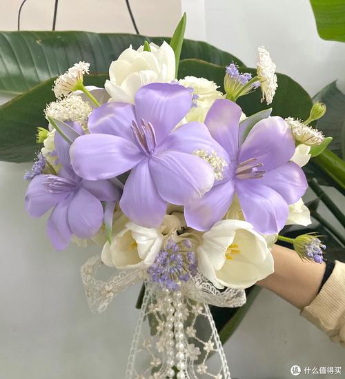 紫色婚纱新娘手持白色郁金香捧花特写