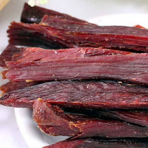 牦牛肉摊上的新鲜牛肉