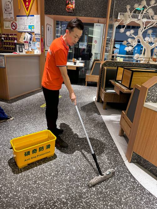 餐饮门店拖地后防滑警示标识摆放图