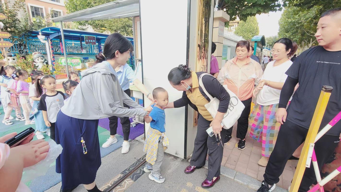 幼儿园门口家长和孩子分别场景