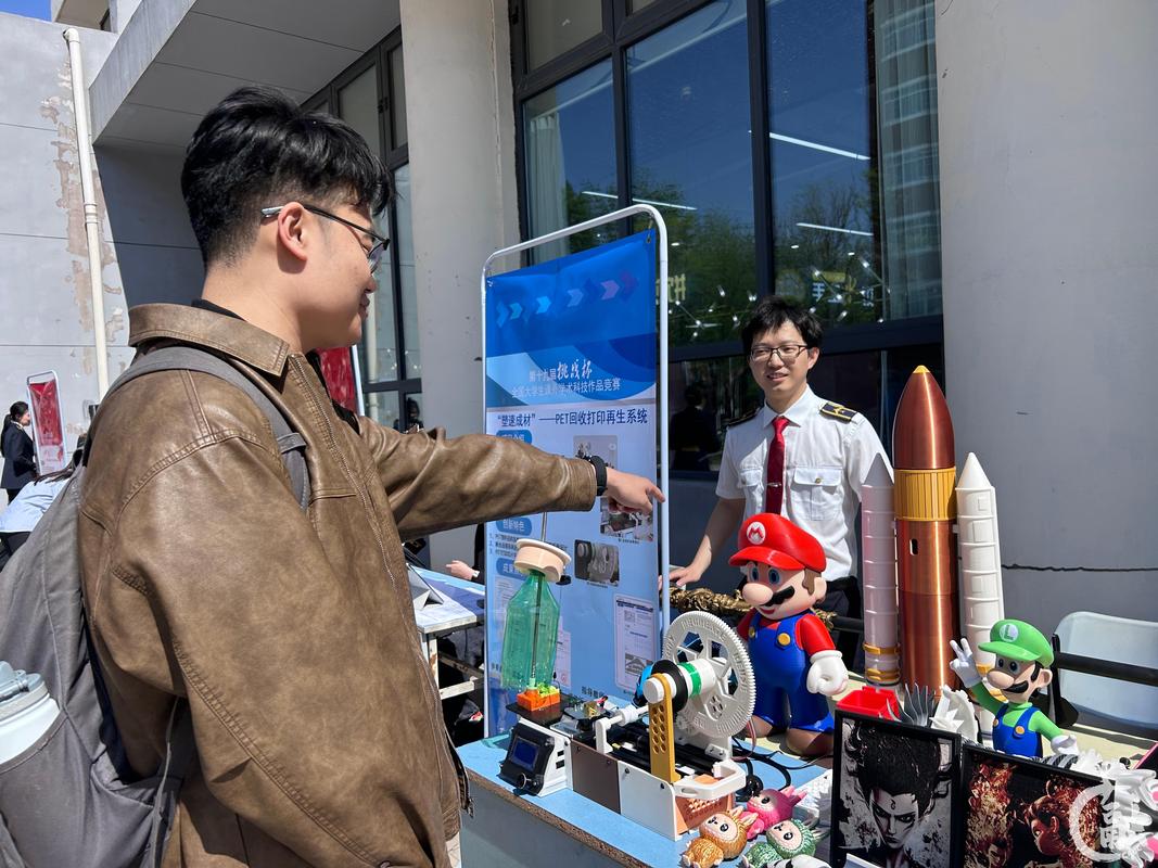 大学生专利成果展示活动现场学生讲解装置模型