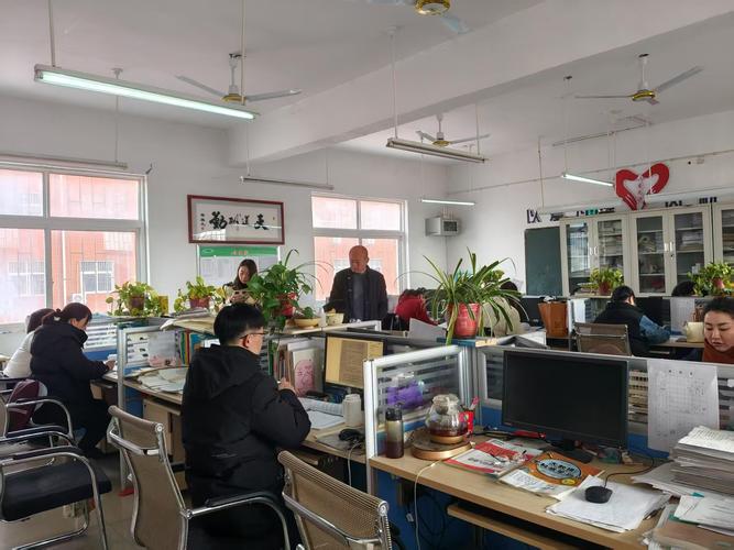 中小学教师办公室走廊谈话场景